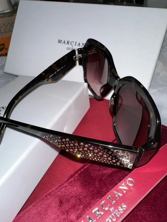 Marciano by GUESS Velvet Jewelry Box - Deep Berry sunglasses 🕶️ - Picture 11 of 16